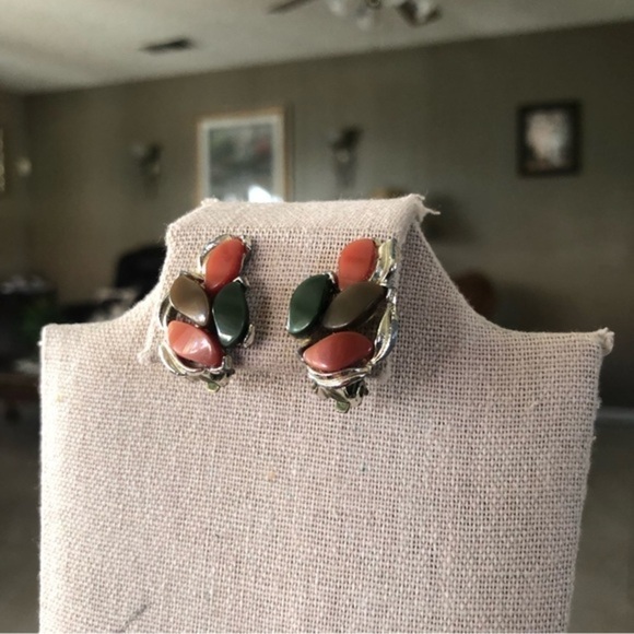 Vintage ClipOn  Earrings - Picture 2 of 4